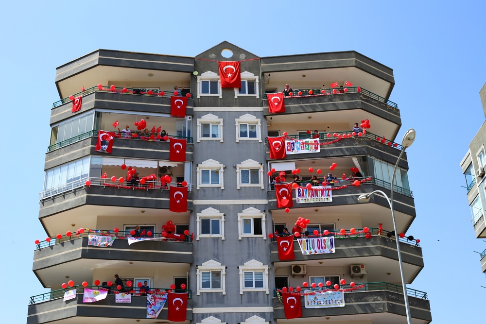 Hatay 23 Nisan coşkusunu balkonlarda yaşıyor