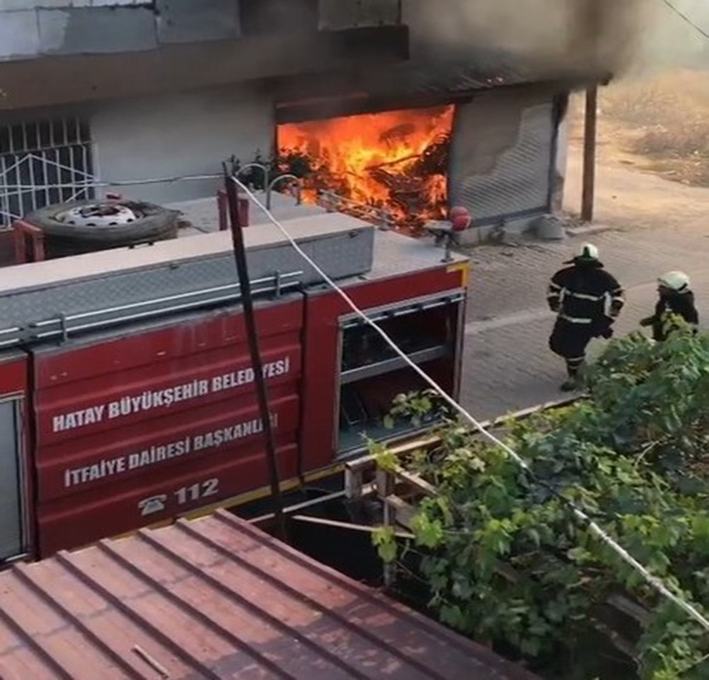 Hatay’da depo yangını
