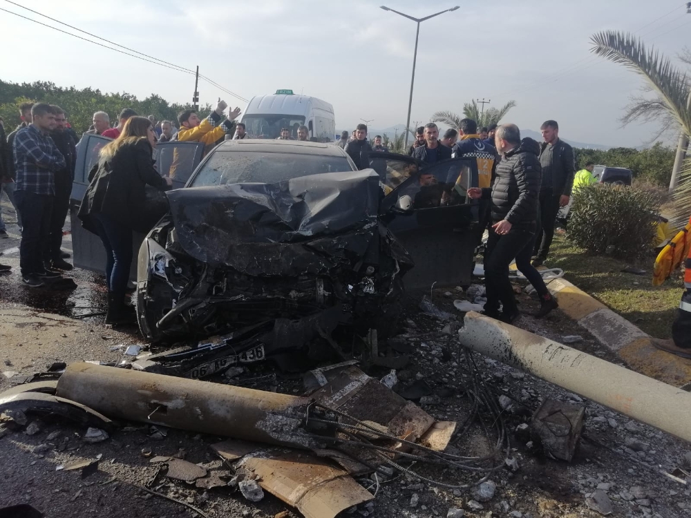 Hatay’da kamyonet ve otomobil çarpıştı: 5 yaralı