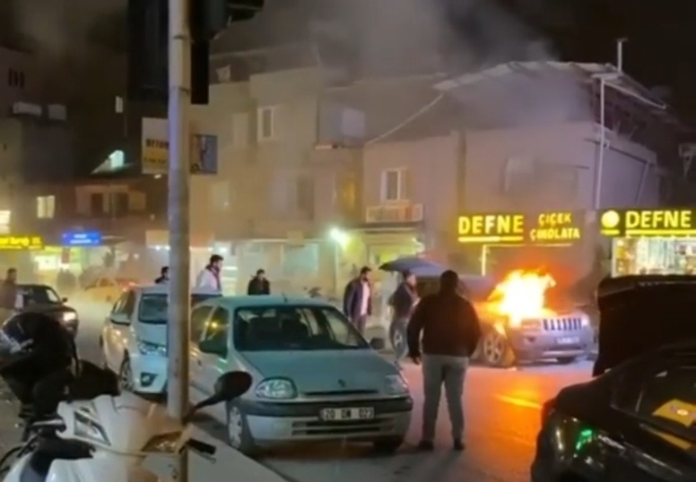 Hatay’da lüks otomobil alev aldı