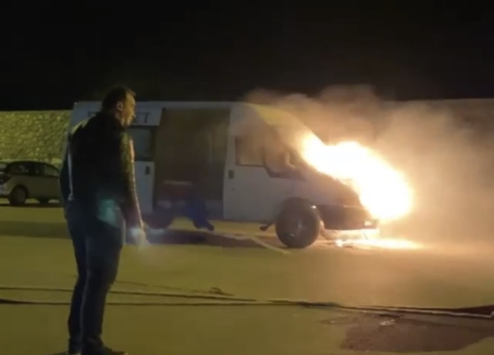 Hatay’da park halindeki minibüs alev alev yandı