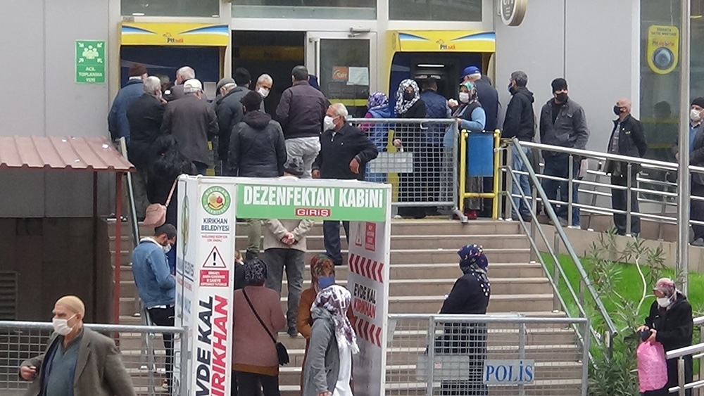 Hatay’da PTT şubesi önündeki kuyruklar korkutuyor