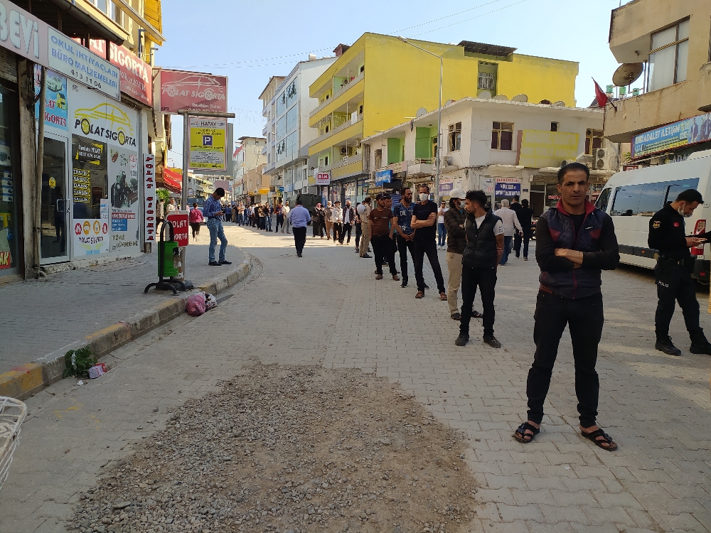 Hatay’da Suriyelilerin ATM kuyruğu