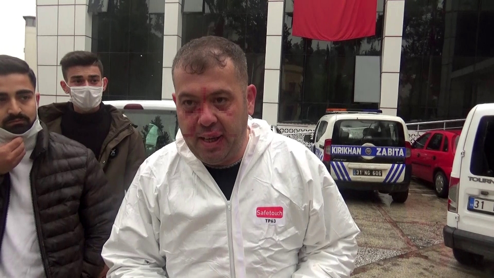 Hatay’da vaka almaya giden ambulans şoförünü yolda darp ettiler