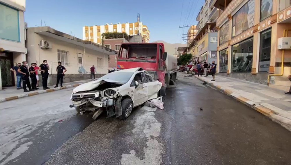 Hatay’da yangına su taşıyan tanker 13 aracı biçti