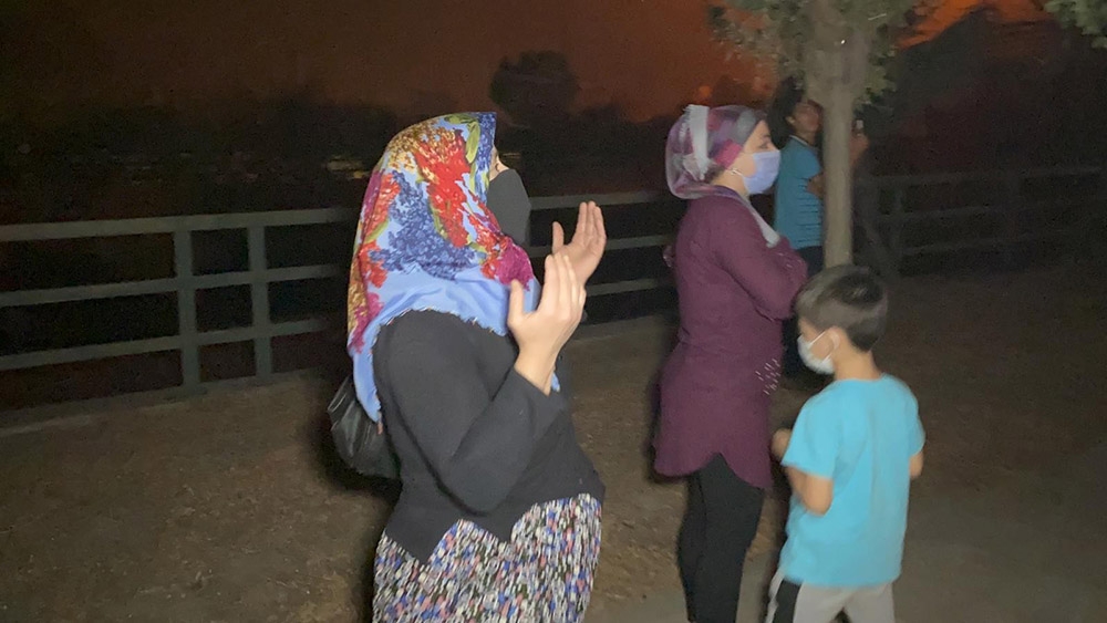 Hatay’daki yangında evleri yanmasın diye gözyaşlarıyla dua ettiler