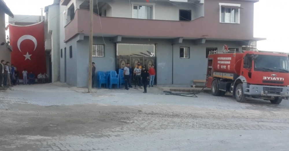 Hataylı şehidin evine dev Türk bayrağı asıldı