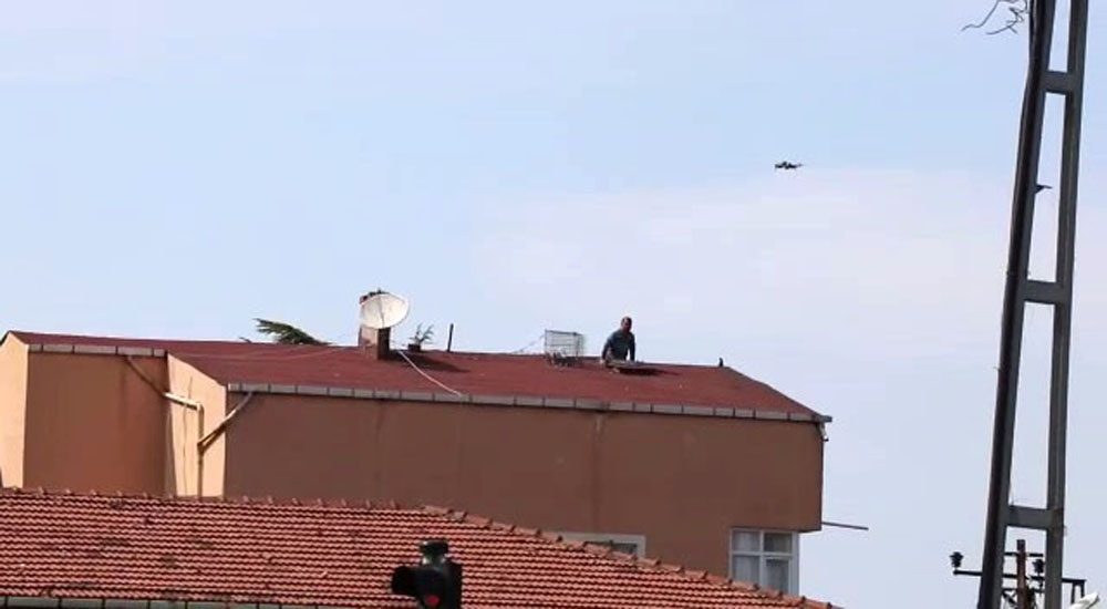 Hava almak için çıktığı çatıda polis dronesini görünce şaşkına döndü