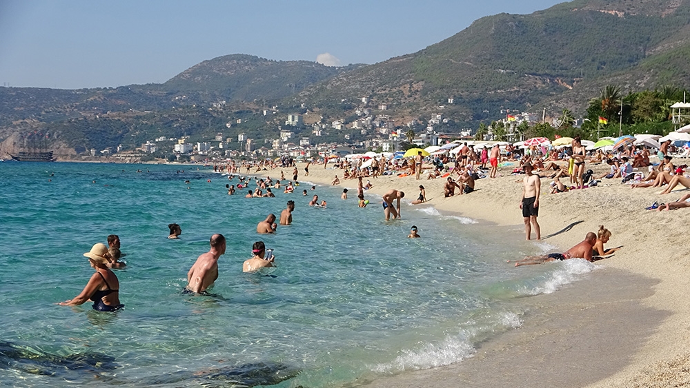 Hava ve deniz suyu sıcaklığı eşitlendi, tatilciler soluğu plajda aldı