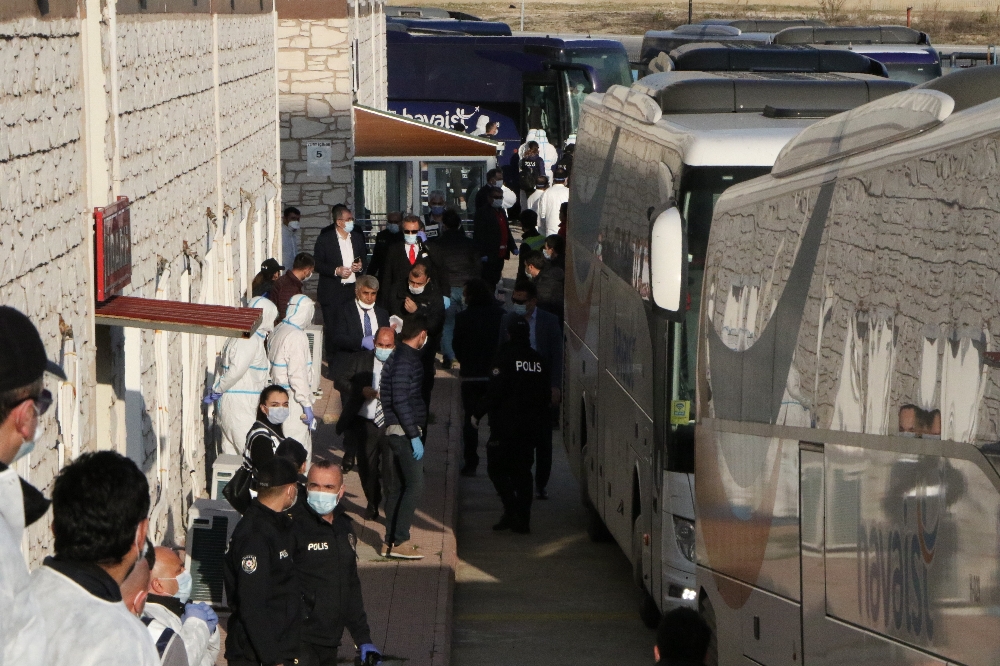 Havaalanındaki yabancı uyruklu yolcular Karabük’e getirilmeye başlandı