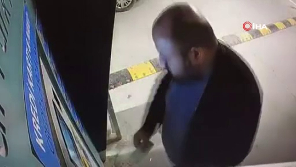 Havalimanı otoparkındaki otomatik ödeme cihazını böyle tekmeledi