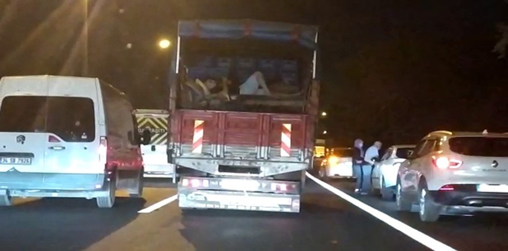 Hayatını hiçe saydı, kamyonetin arkasında uzanarak yolculuk yaptı