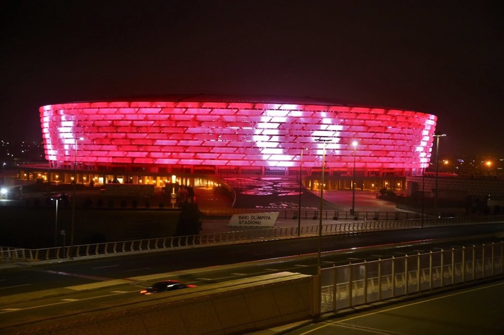 Haydar Aliyev Merkezi ve Bakü Olimpiyat Stadyumu’na Türk bayrağı silüeti yansıtıldı