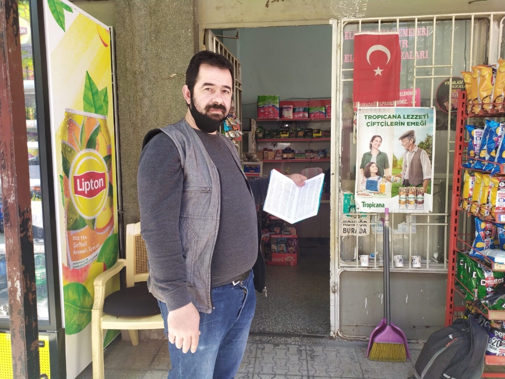 Hayırsever vatandaş bakkalın veresiye defterini satın aldı