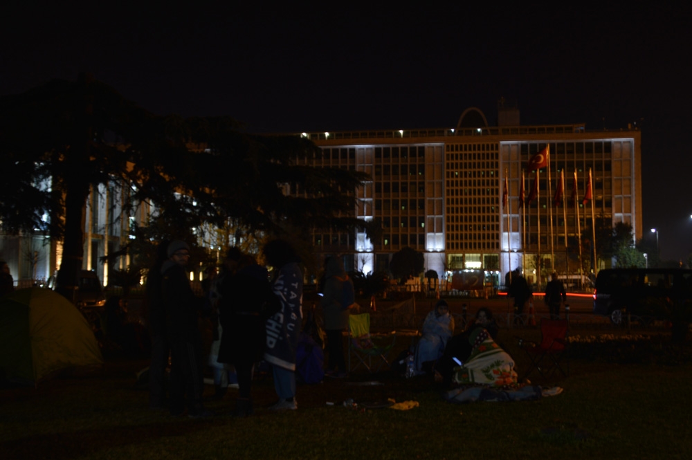 Hayvan Severlerin İbb Önündeki Fayton Eylemi Gecede Devam Etti