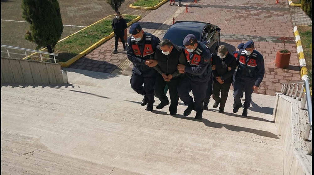 Hayvanat bahçesinden geyik çalıp öldüren 2 zanlı tutuklandı
