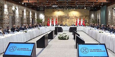 Hazine ve Maliye Bakanı ekonomist ve akademisyenlerle bir aradaydı