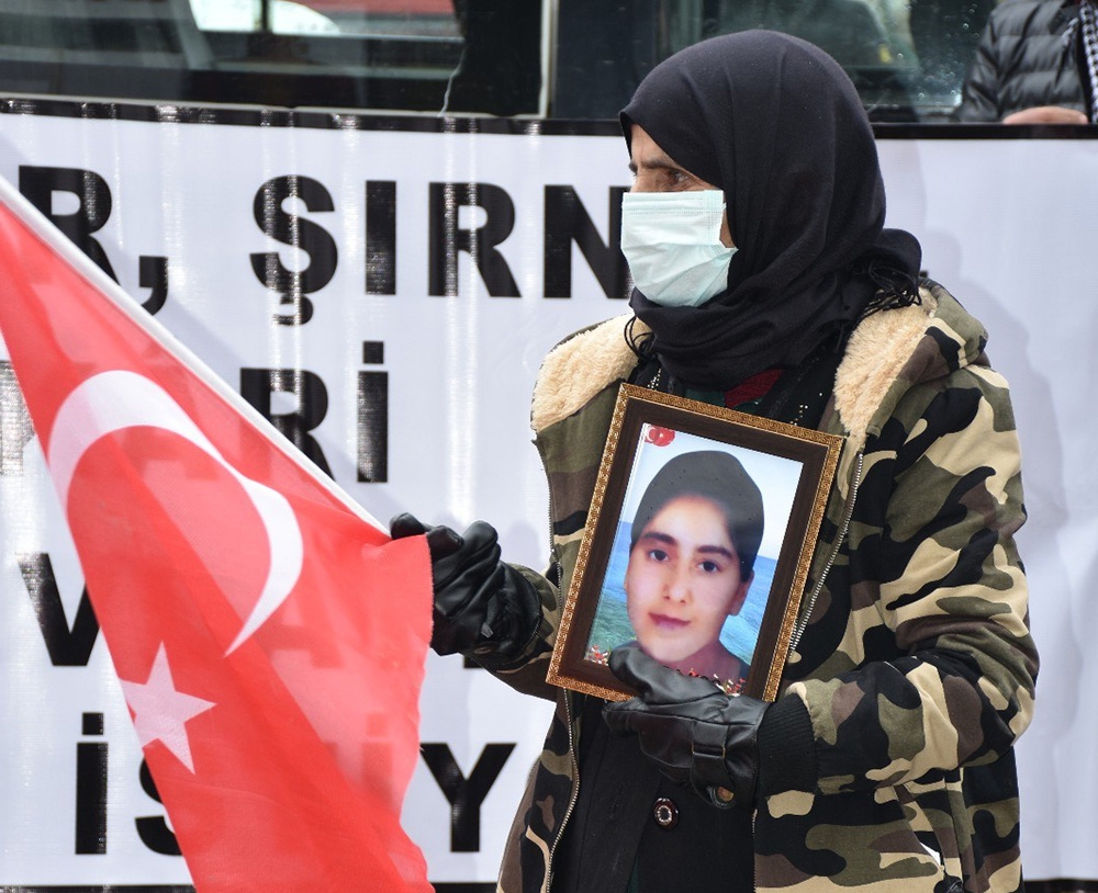 HDP binası önündeki ‘Evlat Nöbeti’ üçüncü haftasında