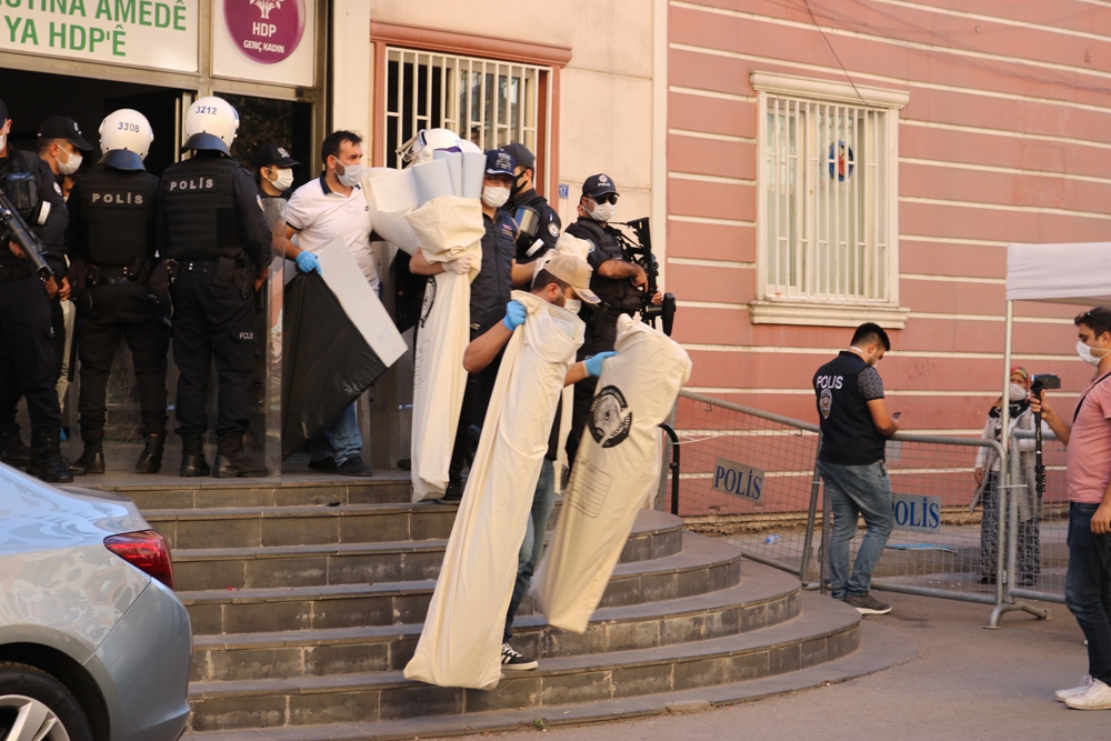 HDP Diyarbakır İl Başkanlığından çok sayıda doküman çıkartıldı