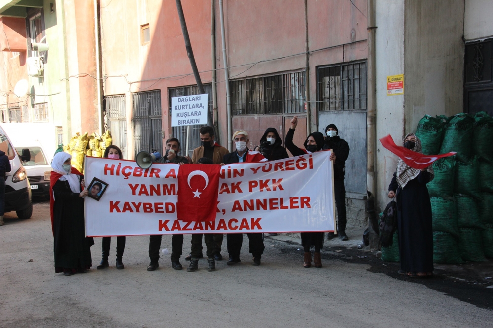 HDP Hakkari il binasında oturma eyleminde kısa süreli gerginlik çıktı