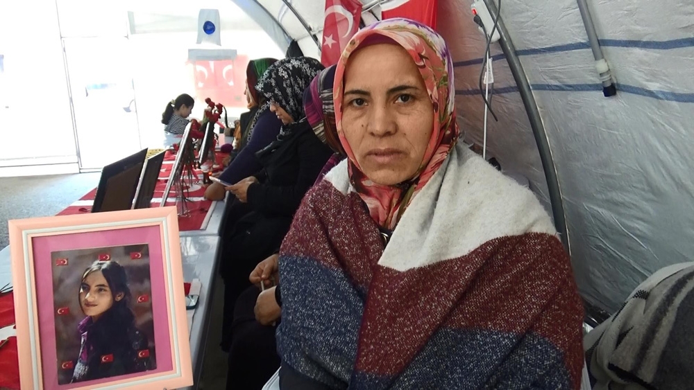 Hdp İl Binası Önünde 110 Gündür Evlat Nöbeti Tutan Anneden Dağdakilere Çağrı