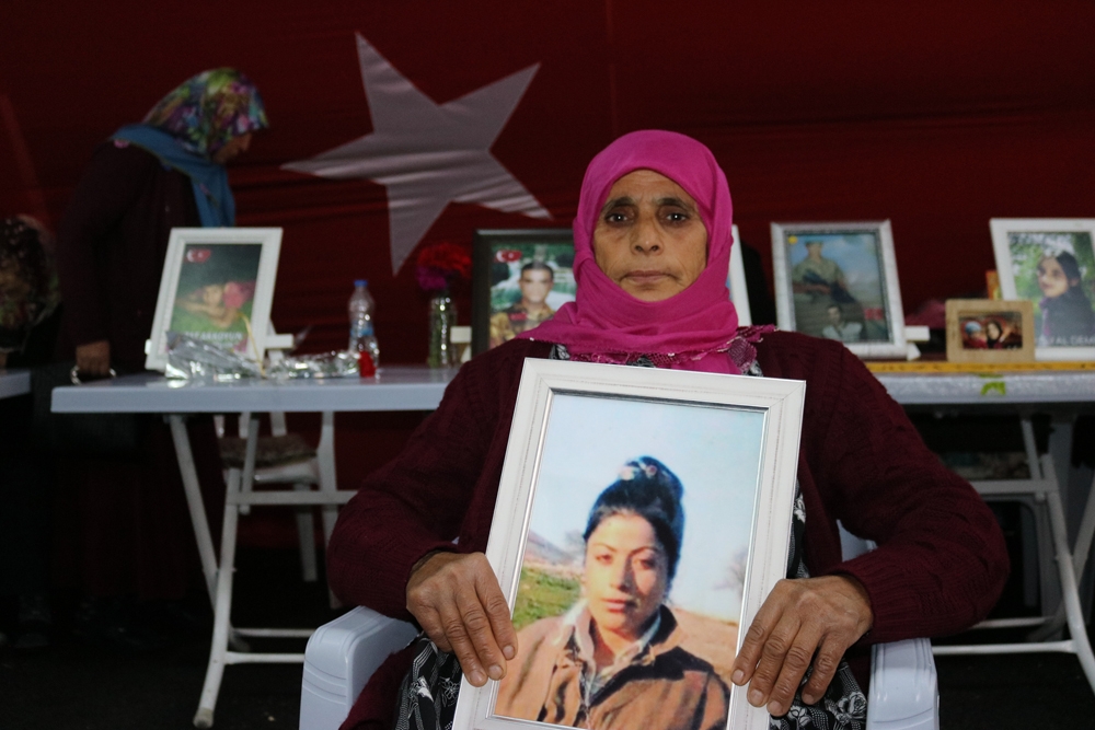 HDP il binası önündeki evlat nöbetine bir aile daha katıldı