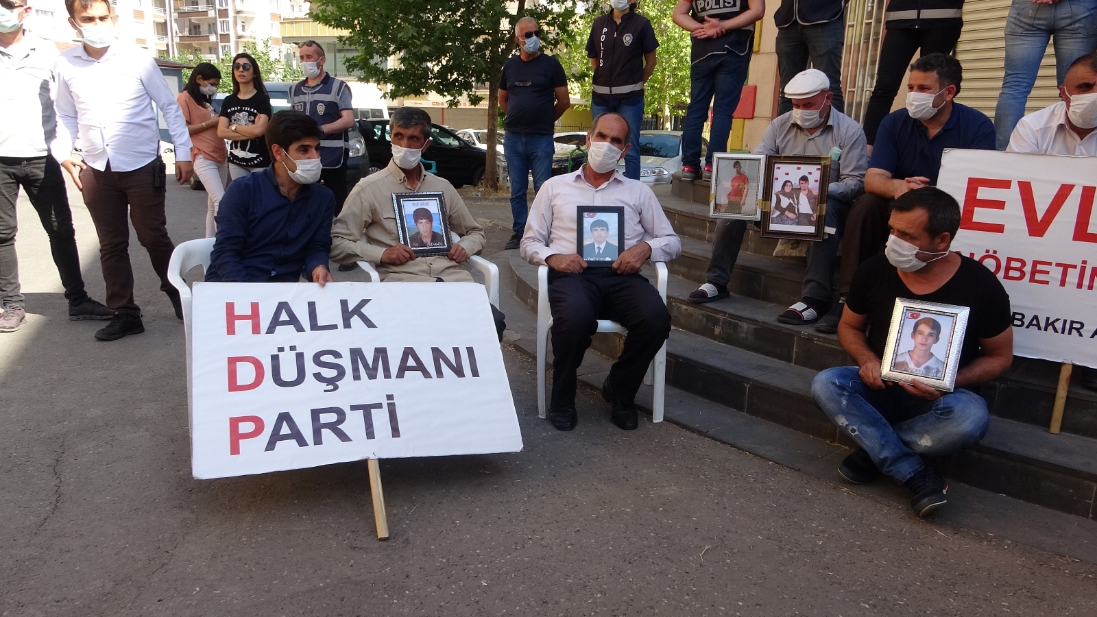 HDP kepenkleri kapattı, aileler tüm zorluklara rağmen eylemlerinden vazgeçmedi