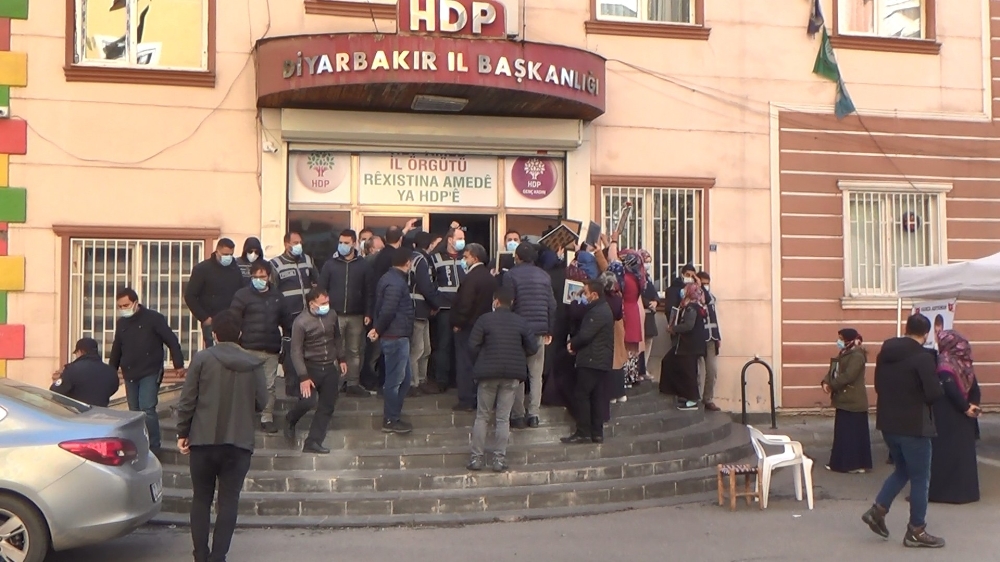 HDP önünde ailelerin yüzüne tükürülmesi iddiası gerginlik oluşturdu