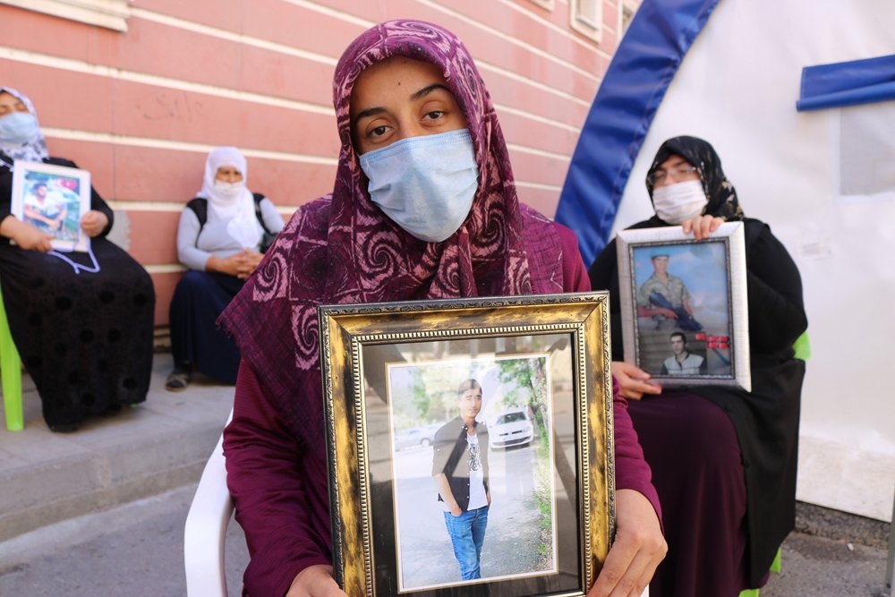 HDP önünde evlat nöbeti tutan ailelerin hikayeleri yürek dağlıyor