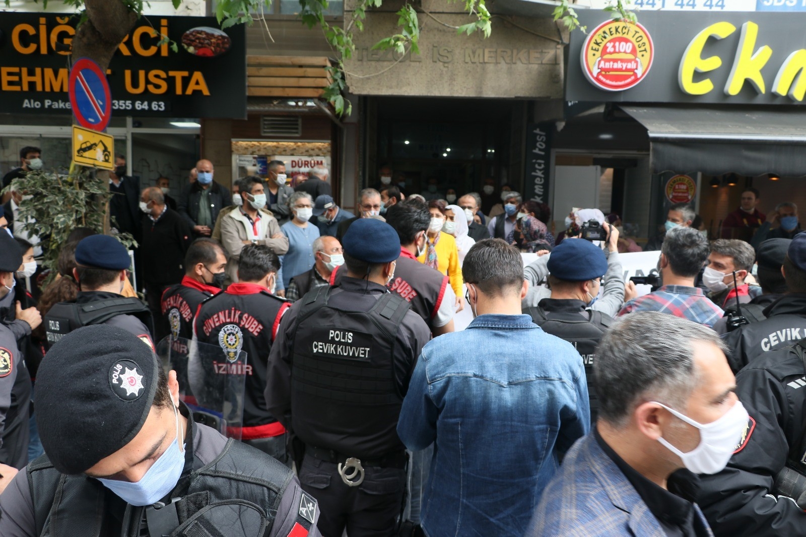 HDP önünde evlat nöbeti tutan babadan HDP yöneticilerine tepki