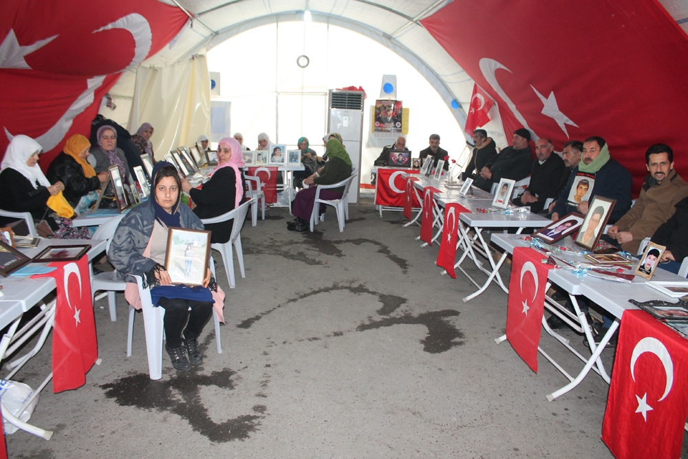 HDP önünde evlat nöbetindeki ailelerin direnişi günden güne büyüyor