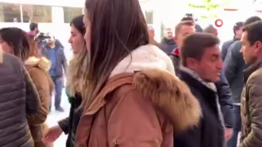 HDP önünde gerginlik, aileler fenalaştı