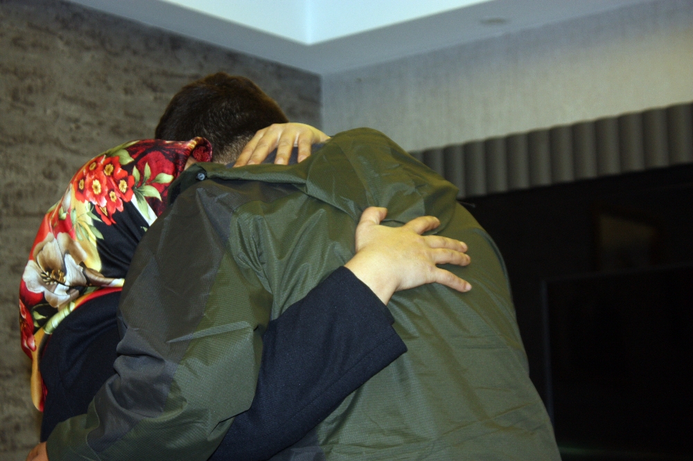 Hdp Önünde Nöbet Tutan Anne Evladına Kavuştu