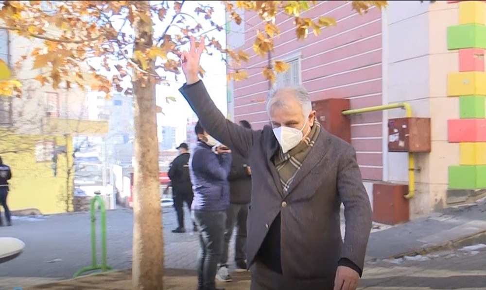 HDP önünde ‘zafer işareti’ gerginliği