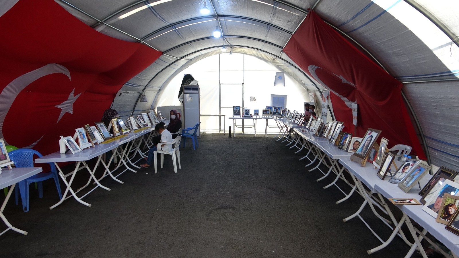 HDP önündeki aileler çocuklarına kavuşacakları günü bekliyor