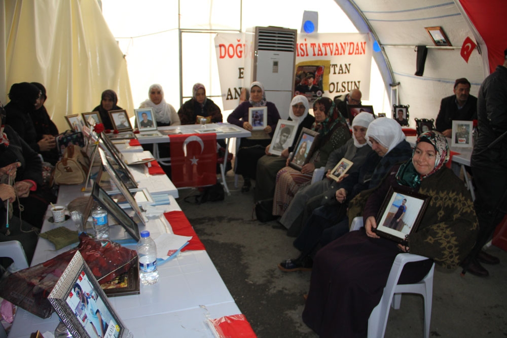 HDP önündeki aileler direniyor, sayıları gün geçtikçe artıyor