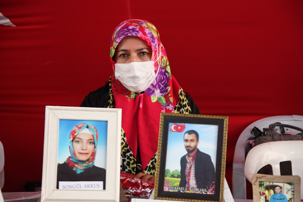 HDP önündeki aileler, evlatlarından gelecek mutlu haberi bekliyor