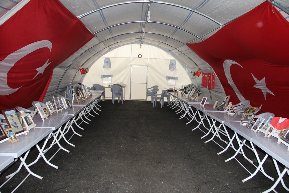 HDP önündeki aileler kısıtlama nedeni ile eylemlerine 2 gün ara verdi