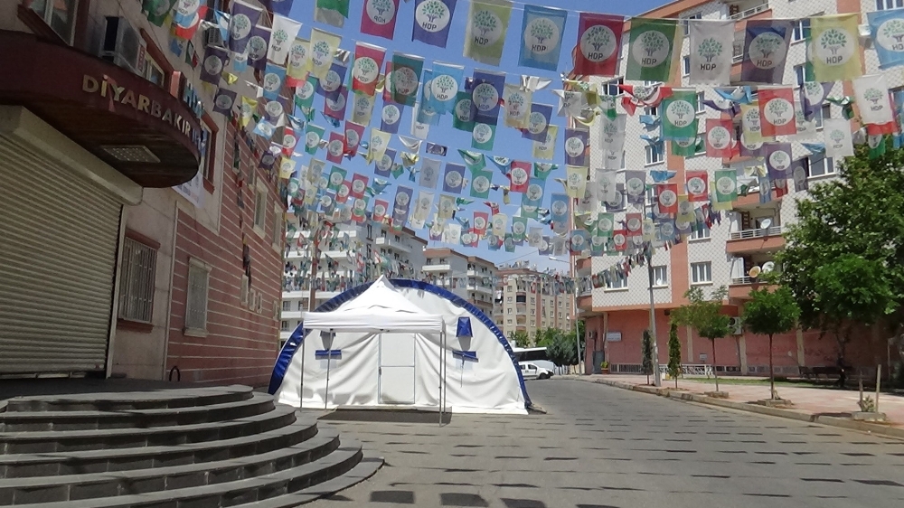 HDP önündeki aileler, LGS kısıtlaması nedeni ile eylemlerine 1 gün ara verdi