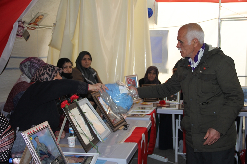 HDP önündeki aileler ördükleri atkı ve bereleri depremzedelere gönderdi