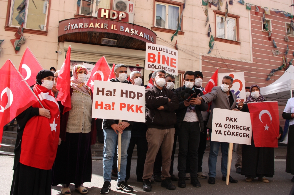 HDP önündeki aileler, teröristlerin çocuklarına zorla açıklama yaptırmasına tepki gösterdi