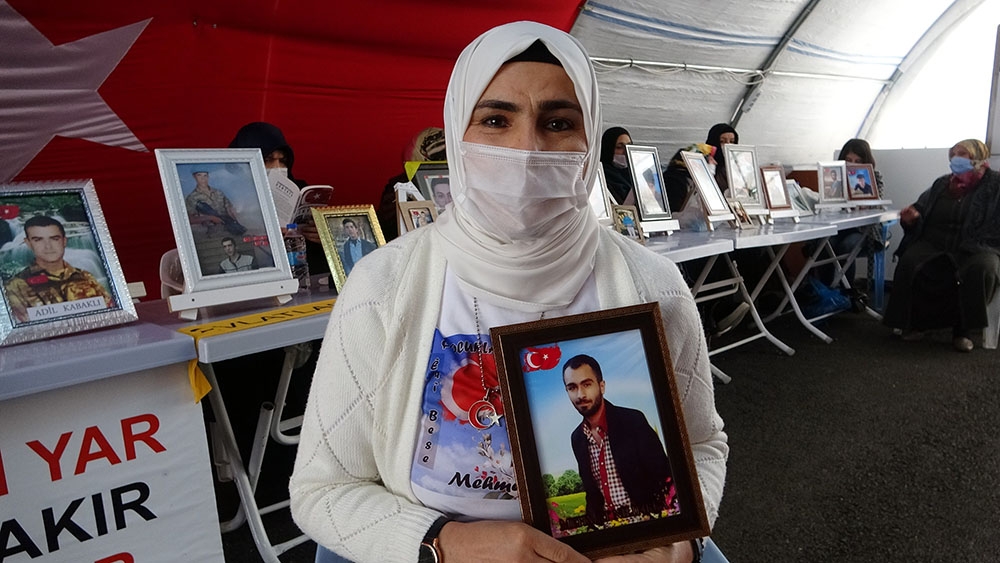 HDP önündeki ailelerden çocuklarına ’Dönün’ çağrısı