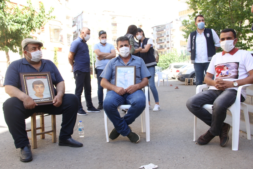 HDP önündeki ailelerin buruk bayramı