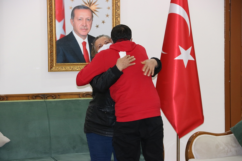 HDP önündeki ailelerin çığlığı PKK’yı bitirme noktasına getirdi, 23’üncü aile evladına kavuştu
