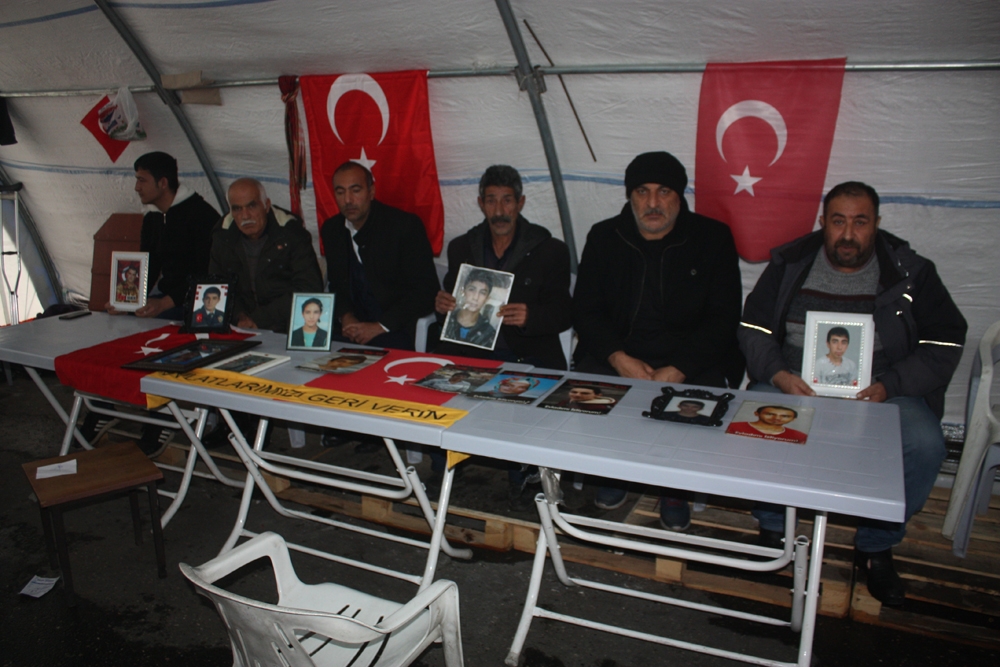 Hdp Önündeki Ailelerin Evlat Nöbeti 104Üncü Gününde