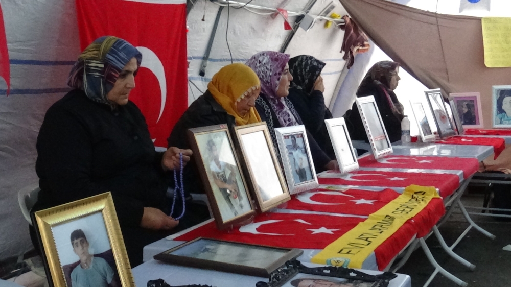 Hdp Önündeki Ailelerin Evlat Nöbeti 108. Gününde