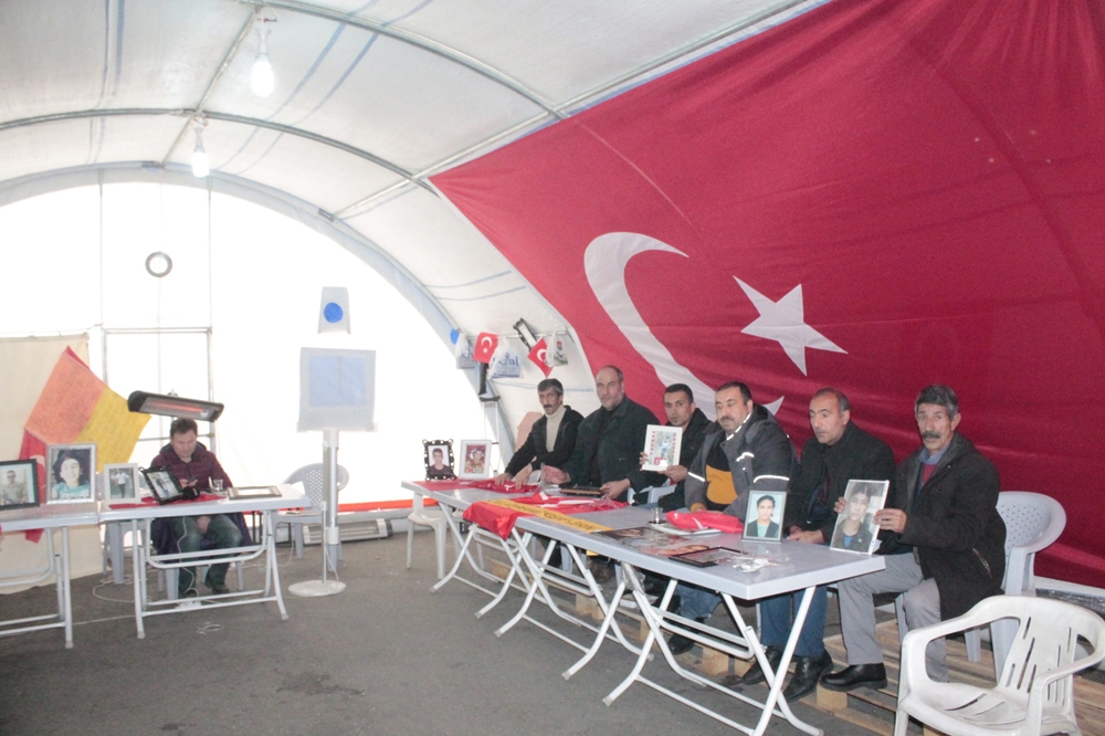 Hdp Önündeki Ailelerin Evlat Nöbeti 113. Gününde