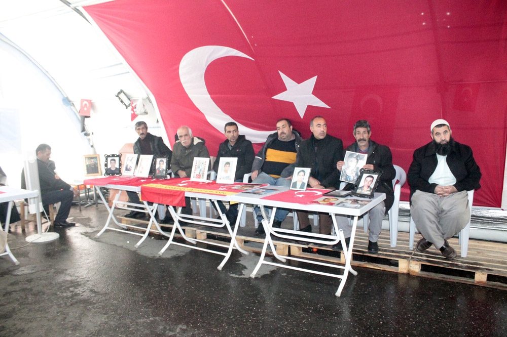 Hdp Önündeki Ailelerin Evlat Nöbeti 117Nci Gününde