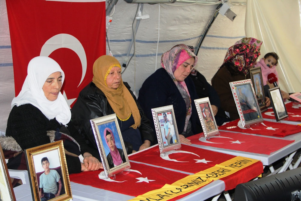 Hdp Önündeki Ailelerin Evlat Nöbeti 121İnci Gününde