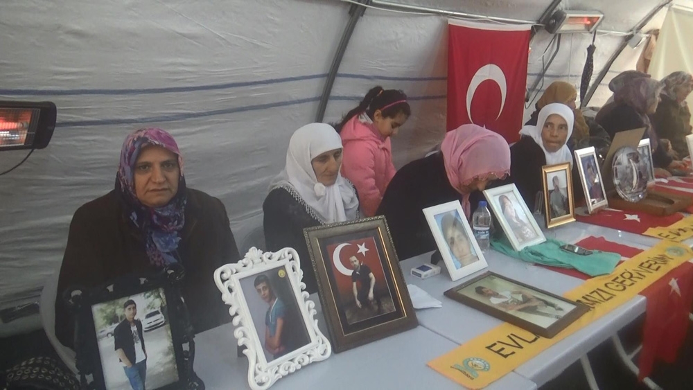 Hdp Önündeki Ailelerin Evlat Nöbeti 123Ncü Gününde